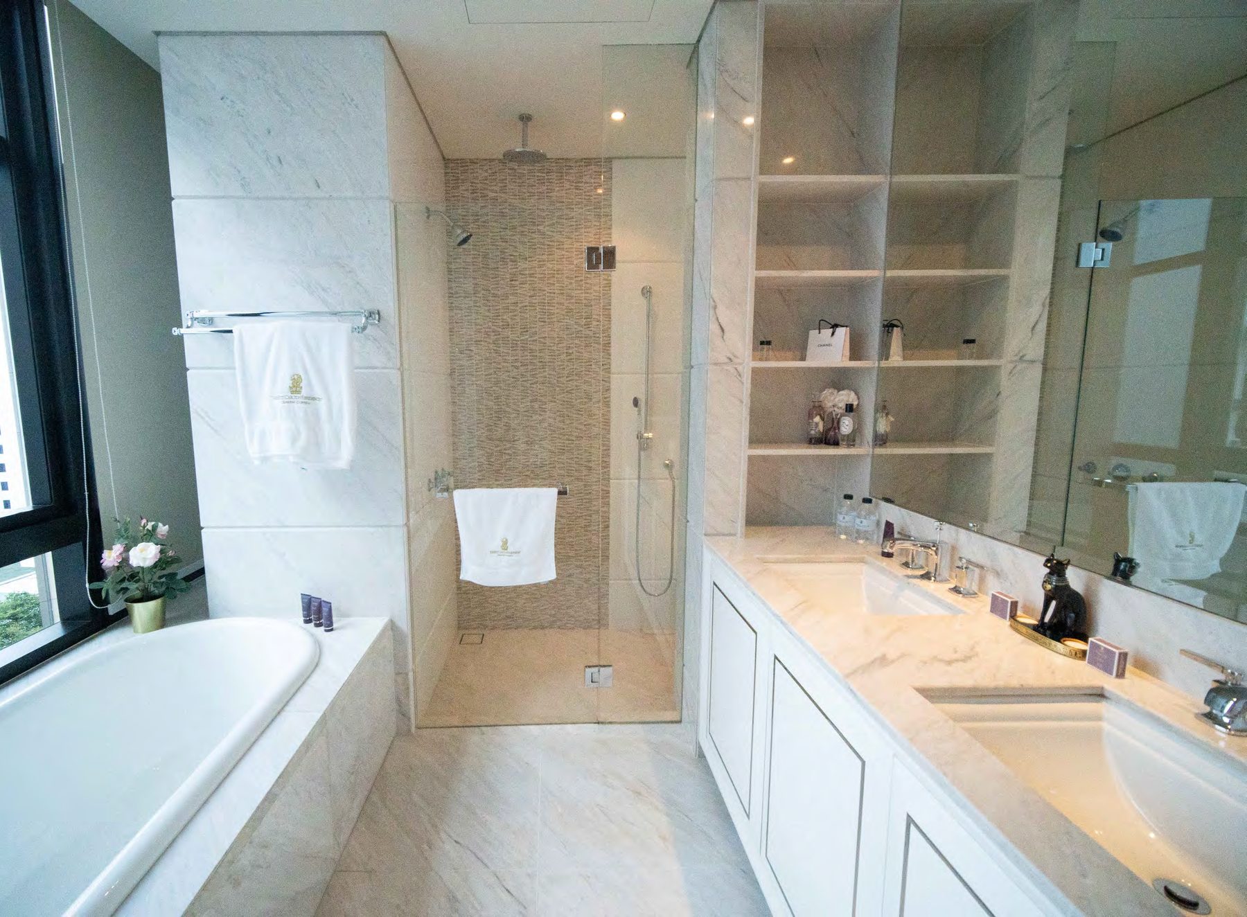 Master bathroom (showflat)